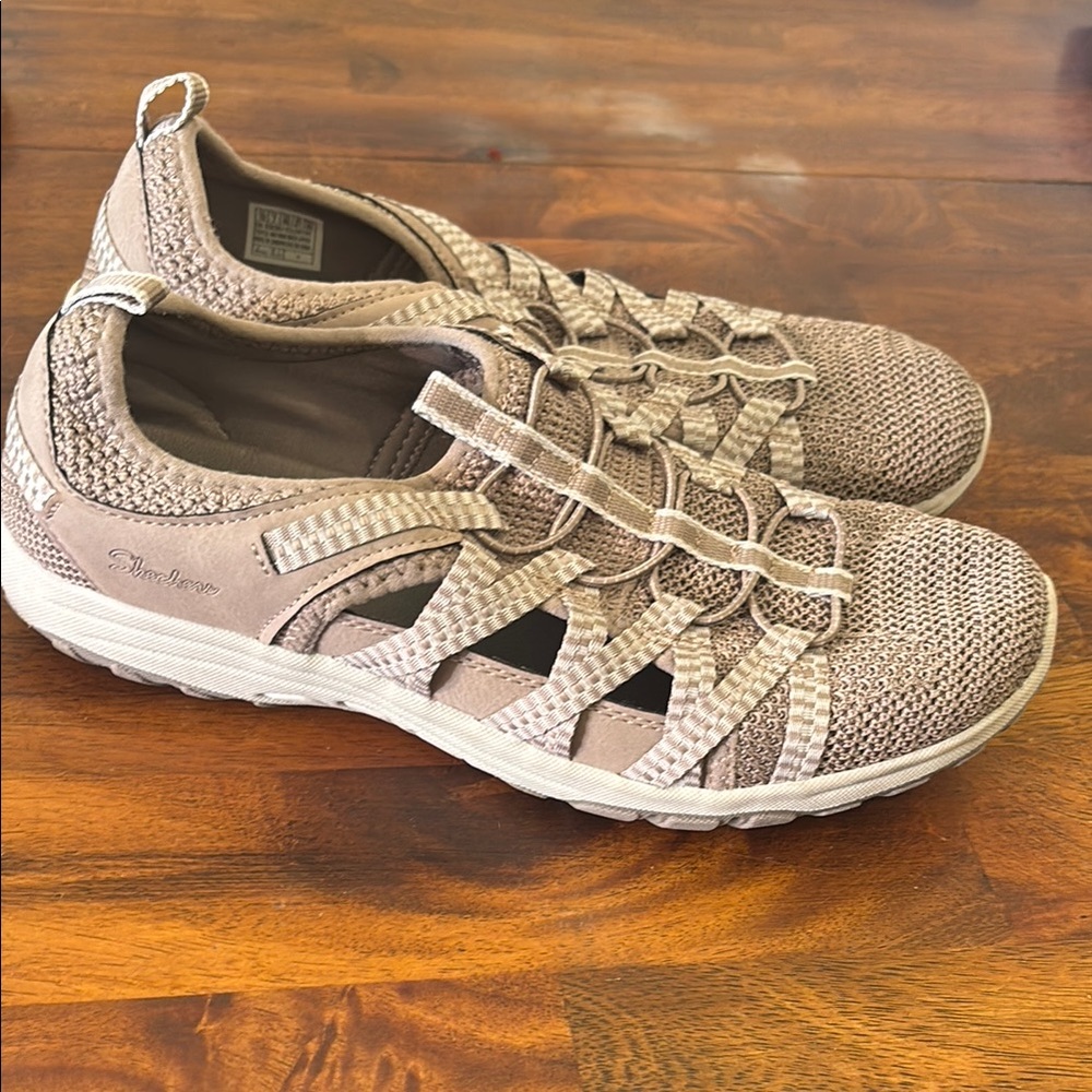 Beige Skechers Women's Casual Shoes Relaxed Fit Luxe Foam Barely Worn Size 10